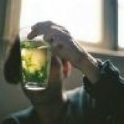 执酒笑白衣