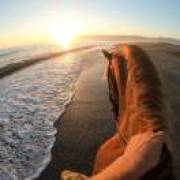 人人余，山而青