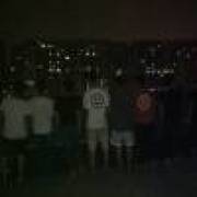 在墙角的那个人