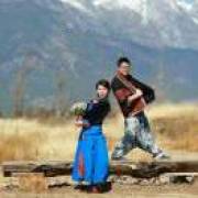 我睡在你眼睛的沙漠里