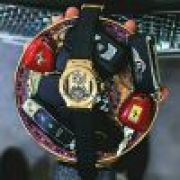 别低头不然王冠会掉