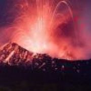 在灯光下的背影