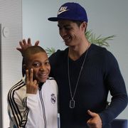 飞雪连天射白鹿