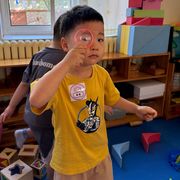 哞哞带熊熊打游戏。