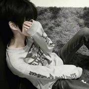 屼