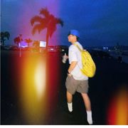 一叶梧桐解半秋