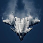 扛着鱼雷冲战列舰