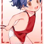 只穿小肚兜的男童