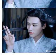 长发飘逸月无半