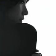 ，